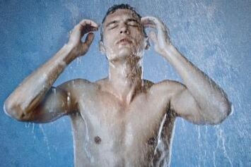 Fare una doccia di contrasto da parte di un uomo per la salute della prostata
