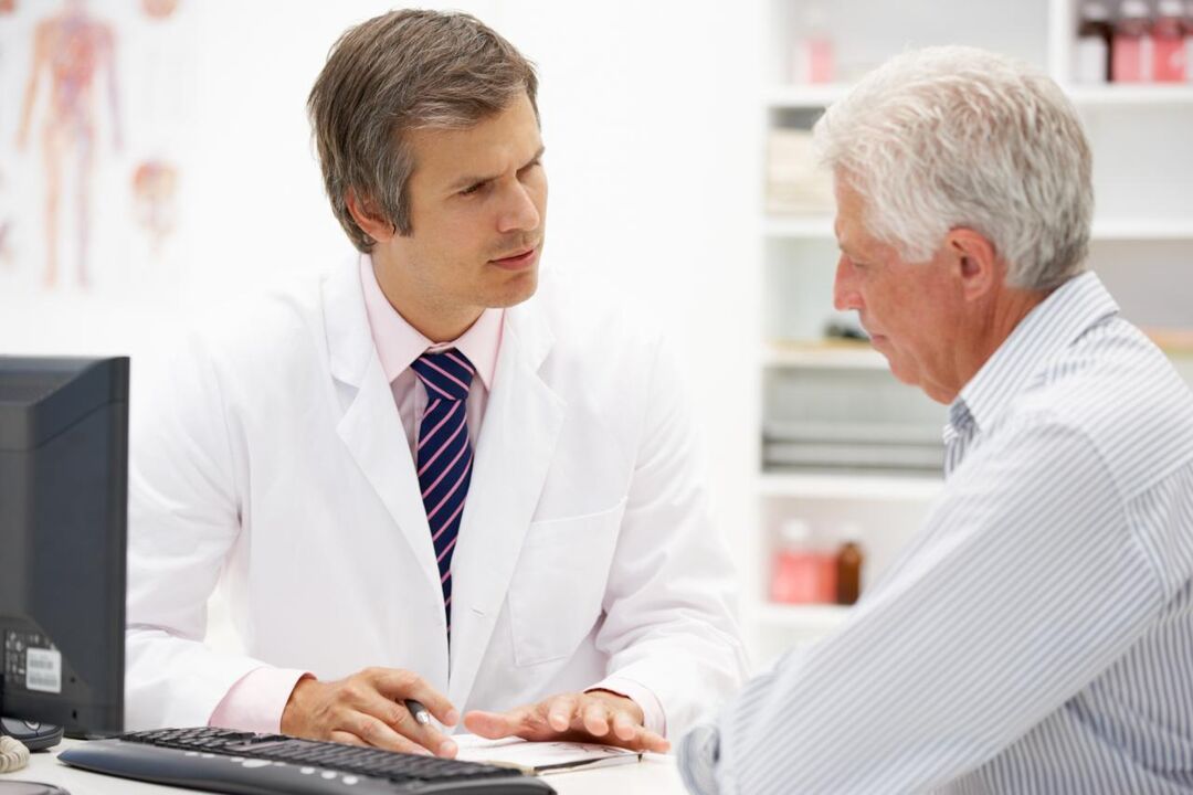 il medico prescrive farmaci per la prostatite al paziente
