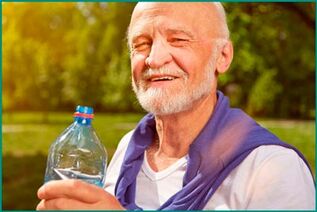 I benefici dell'acqua minerale per la prevenzione della prostatite